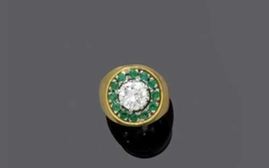 DIAMOND, EMERALD AND GOLD RING, ca. 1960.