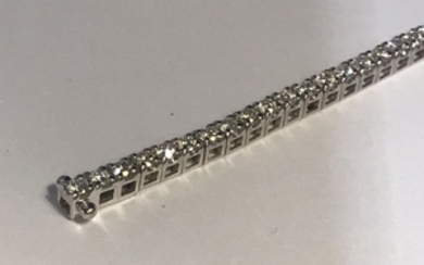 18 kt white gold tennis bracelet with 2.8 ct diamonds