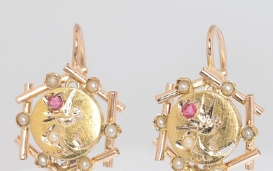18 kt. Pink gold, Yellow gold - Earrings, short hanging - Style: Victorian - Anno: 1880 -Pearl - Two red strass - NO RESERVE PRICE - (Matching brooch also offered in this auction!)