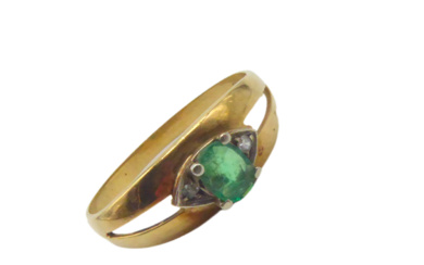 585 GOLD RING WITH AN EMERALD OF CA. 0.5 CARATS AND 2 DIAMONDS SET.