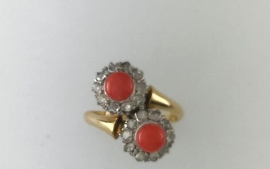 750°/°°° Gold Crossed Ring with two coral cabochons in a rose setting, circa 1910, Finger size 54, Gross weight: 4,9g
