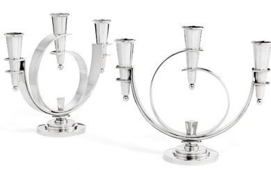 Gustav Pedersen: A pair of sterling silver Art Deco candelabra. Each wit three conical shaped candleholders. H. 17 cm. (2)