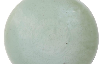 95 Chine : plat creux en porcelaine à couverte céladon orné d’un décor gravé d’u