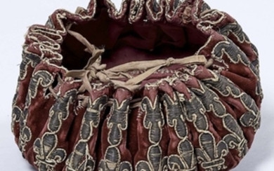 BOURSE DE JEUX En velours rouge rebrodée de fils d'argent, décor de lambrequins. Fond également brodé en applique aux armes de la vi...