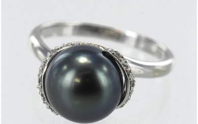 9ct white gold Tahitian pearl and diamond ring, one 10mm pea...