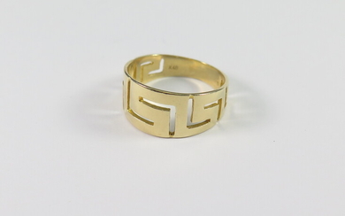 A 14ct GOLD KEY-PATTERN TAPERED BAND RING