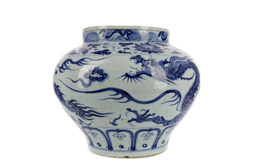 A 19TH CENTURY CHINESE BLUE AND WHITE STONEWARE VASE