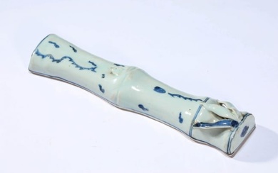 A BLUE AND WHITE BRUSH REST