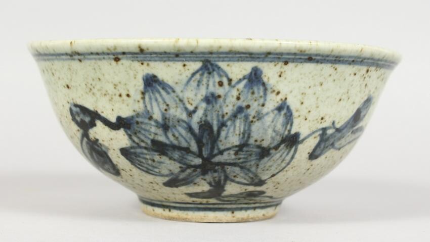 A CHINESE BLUE AND WHITE DECORATED CIRCULAR PORCELAIN