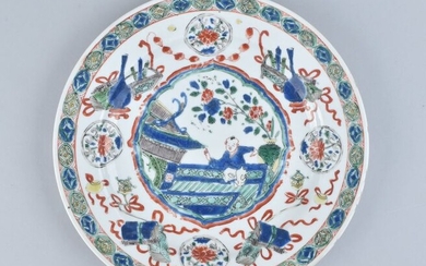 A Chinese famille verte plate decorated with a boy and antiquities - Porcelain - China - Kangxi (1662-1722)