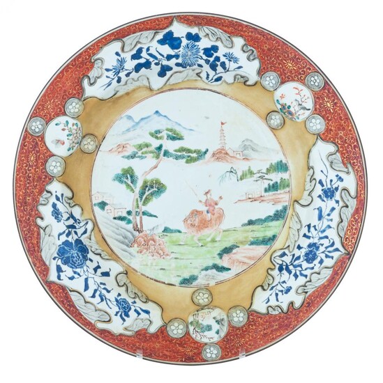 A Chinese iron-red and famille rose export porcelain plate, ø 35,5 cm