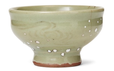 A Chinese stoneware Longquan celadon-glazed cup, 15th century, impressed to the central reserve with an archaic character inside a double circle, 8cm diameter 十五世紀 龍泉青釉盃