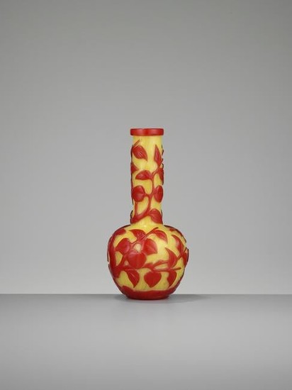 A GLASS VASE, QIANLONG MARK AND PERIOD