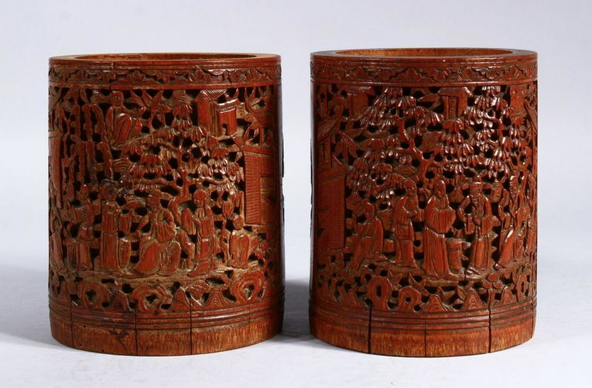 A GOOD PAIR OF 19TH CENTURY CHINESE CANTON CARVED WOOD