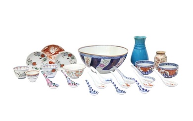 A GROUP OF CHINESE AND JAPANESE CERAMICS 十九或二十世紀 瓷器雜項一組