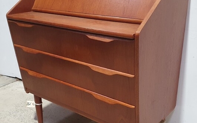 A MID-CENTURY CHEST fitted with four drawers and slide