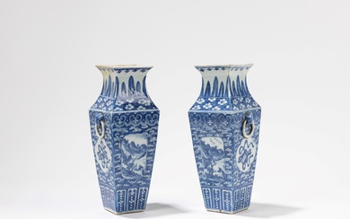 A PAIR OF BLUE AND WHITE PORCELAIN VASES, China, Qing dynasty, late 19th century