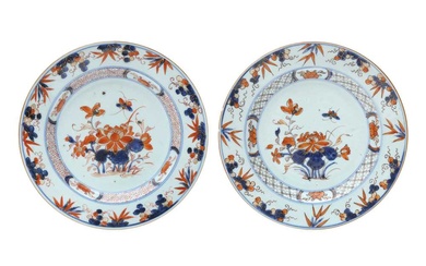 A PAIR OF CHINESE EXPORT IMARI DISHES 清十八世紀 外銷伊萬里盤一對