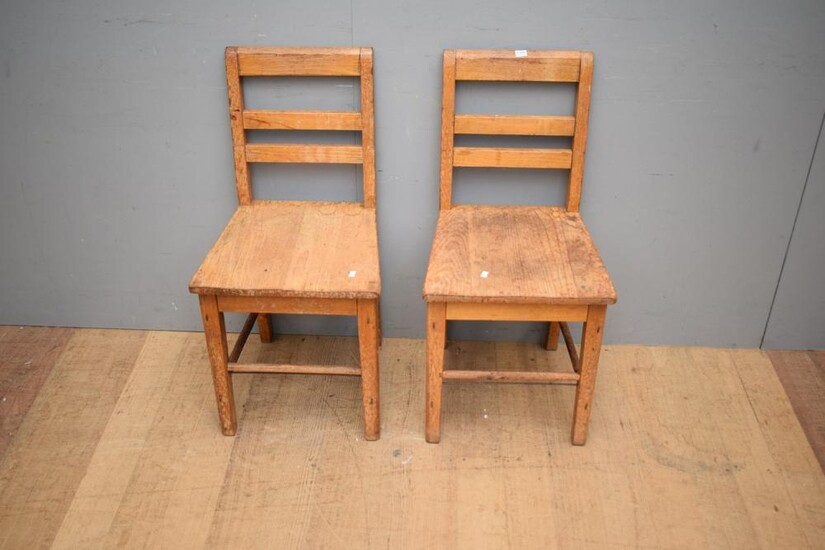 A PAIR OF RUSTIC TIMBER CHAIRS (83H X 41W X 43D CM)