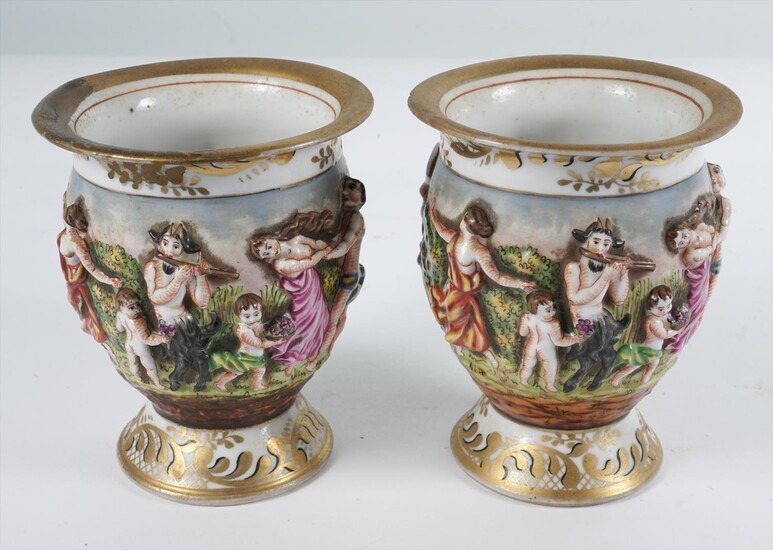 A Pair of Small Capodimonte Footed Vases FR3SHLM