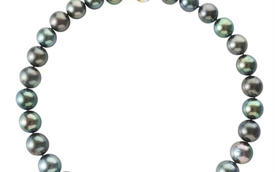 A TAHITIAN PEARL NECKLACE COMPRISING TWENTY NINE ROUND PEARLS MEASURING 12MM TO 15.2MM, TO A BALL CLASP IN TWO TONE 18CT GOLD, TOTAL...