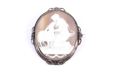 A Victorian gold and oval shell cameo brooch depicting a neo-classical female figure figure.