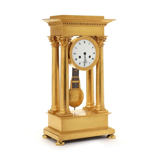 A large French Empire gilt bronze mantle clock, marked 'Le Roy H.er a Le Roi a Paris'. Early 19th century. H. 54 cm. W. 30 cm. D. 18 cm.
