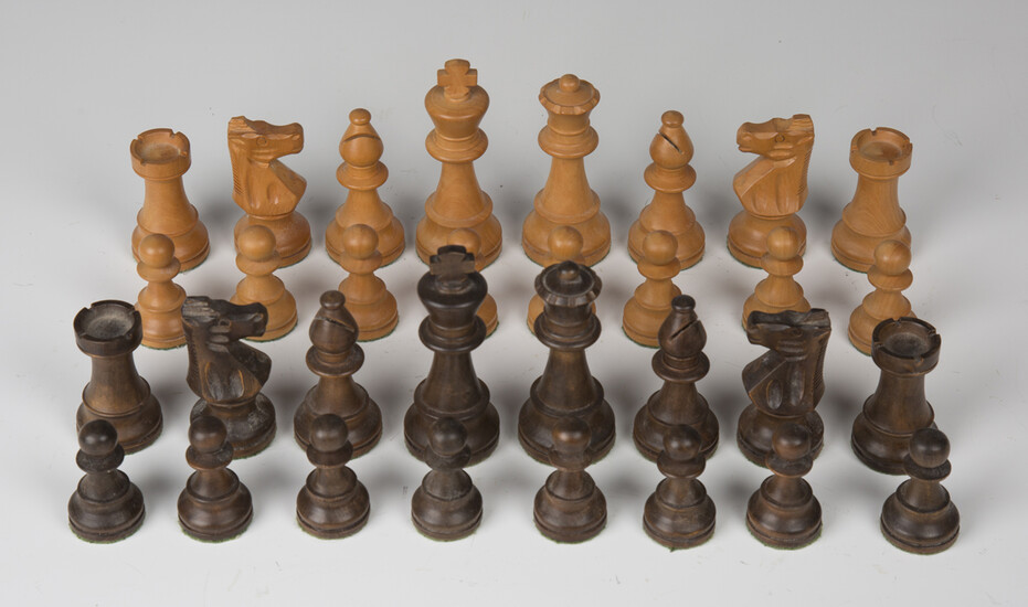 A modern boxwood Staunton chess set, one side stained, height of king 9.6cm.