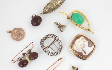 A selection of jewellery, including a yellow metal mounted c...