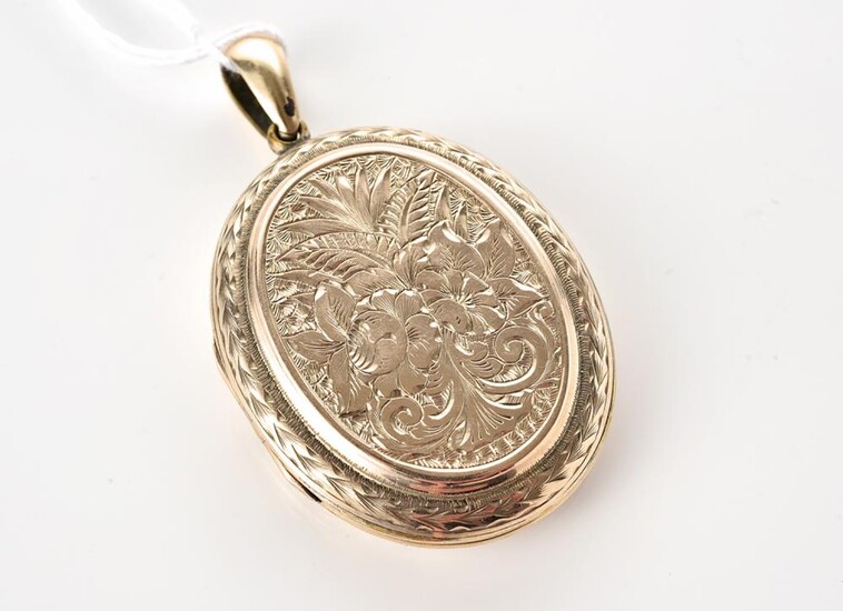 AN ANTIQUE GOLD LINED ENGRAVED LOCKET, 50mm x 31mm