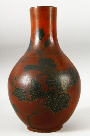 AN UNUSUAL JAPANESE LACQUERED PORCELAIN VASE, the body