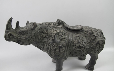 ASIE. Chine. Vase Zun en forme de rhinocéros. Bronze. L. 24cm. Dans la tradition des...