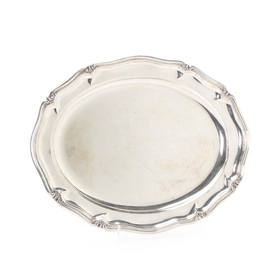 An Australian sterling silver dish. With German mark for Wilkens & Söhne. 20th century. Weight 1445 gr. L. 49 cm.