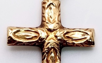 An attractive 9k yellow gold detailed cross pendant, weight...