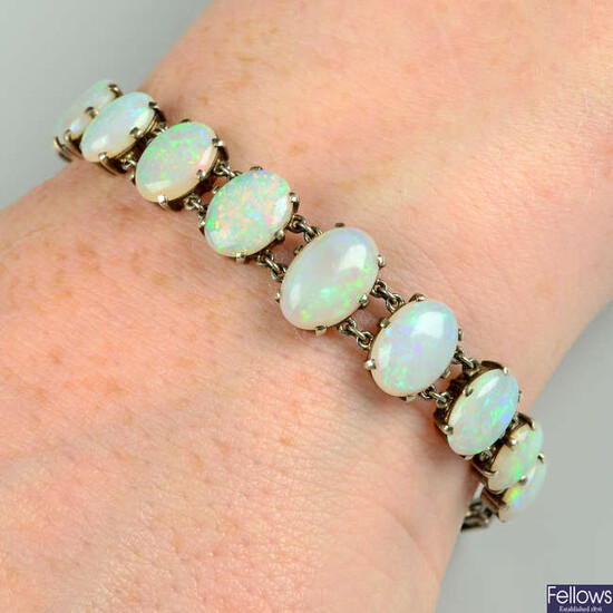 An early 20th century 9ct gold opal bracelet.