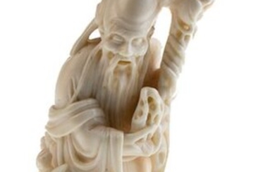 Asia / Asiatica - Ivory sculpture by Shou Lao, the Chinese God of longevity, with a staff and a peach, circa 1920 - H. 14 cm