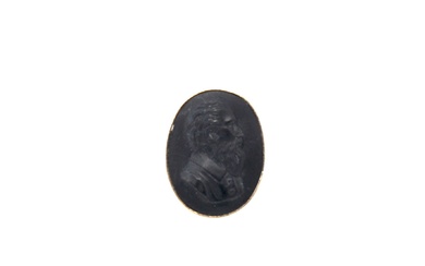 Bague en argent (800/1000) centrée d'un camée ovale en pierre de lave noir à décor...