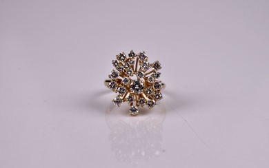 Bague en or jaune 18K 750/1000e centrée d'un diamant de taille moderne de 0,25 carat...