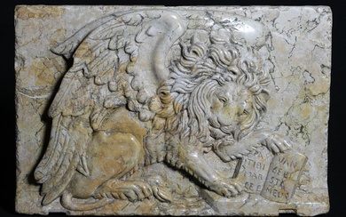 Bassorilievo in marmo raffigurante Leone di San Marco in tempo di pace, Arte italiana, XX secolo