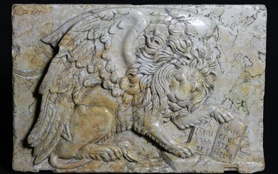 Arte italiana, XX secolo Bassorilievo in marmo raffigurante Leone di...