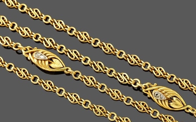 Belle chaîne de montre en or, vers 1900. Maille à motif de volutes intercalées de...