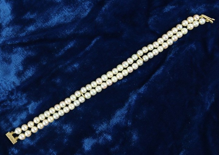 Bracelet à 2 rangs de perles de culture. 70 perles…