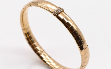 Bracelet flex en or et métal serti d'un pavage de diamants. Poids brut : 14,3...