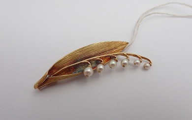 Broche en or et perles formant brin de muguet, poids 9,6g tel, longueur 6,5cm