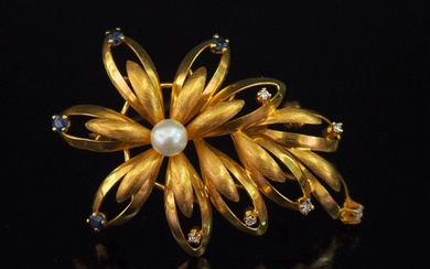 Broche en or jaune 585 en forme de fleur épanouie, agrémentée en son c...