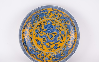 CHINE XXe, Grand plat rond en porcelaine émaillée aux dragons sur fond jaune, H :...