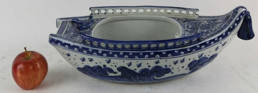 CHINESE ANTIQUE PORCELAIN BOAT