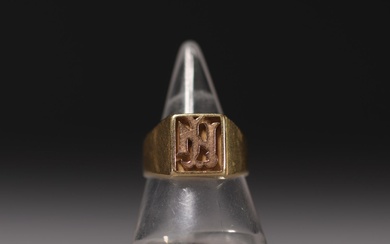 Chevalière in 18k yellow gold engraved with "NL", weighing 7.3gr.