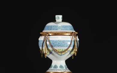 Chine - Vase couvert "Dou" en porcelaine Ducai, monture en bronze, marque Qianlong. Poids: 1.87...