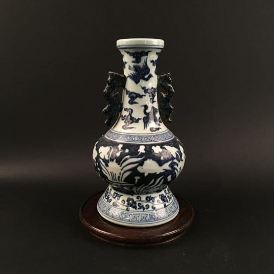 Chinese Blue-White Porcelain Vase, Xuande Mark